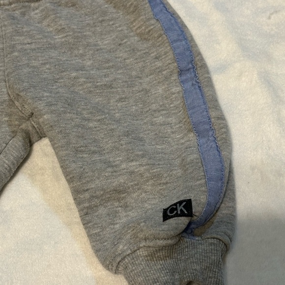 Calvin Klein Baby Boys 2-PC Thermal Bodysuit & Fleece Jogger Pant Set Size 3/6M - Picture 4 of 9